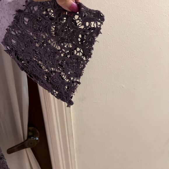 Gimmicks by bke purple lace trimmed v neck top size s - Picture 7 of 7
